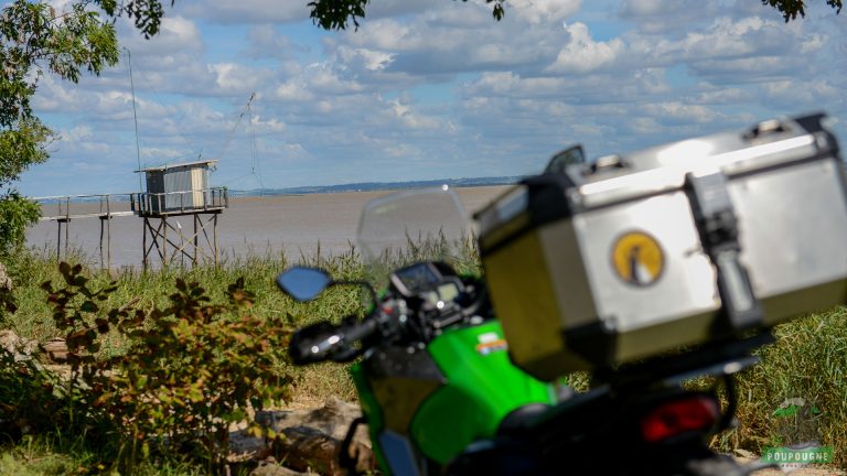 Kawasaki Versys X300 devant un carrelet de pêche sur l’estuaire de la Gironde