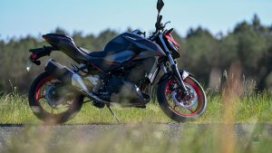Kawasaki Z Abbaye Echourgnac Poupougne a deux roues