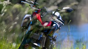 kawasaki z Zontes Scrambler Poupougne a deux roues