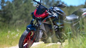 kawasaki z Zontes Scrambler Poupougne a deux roues