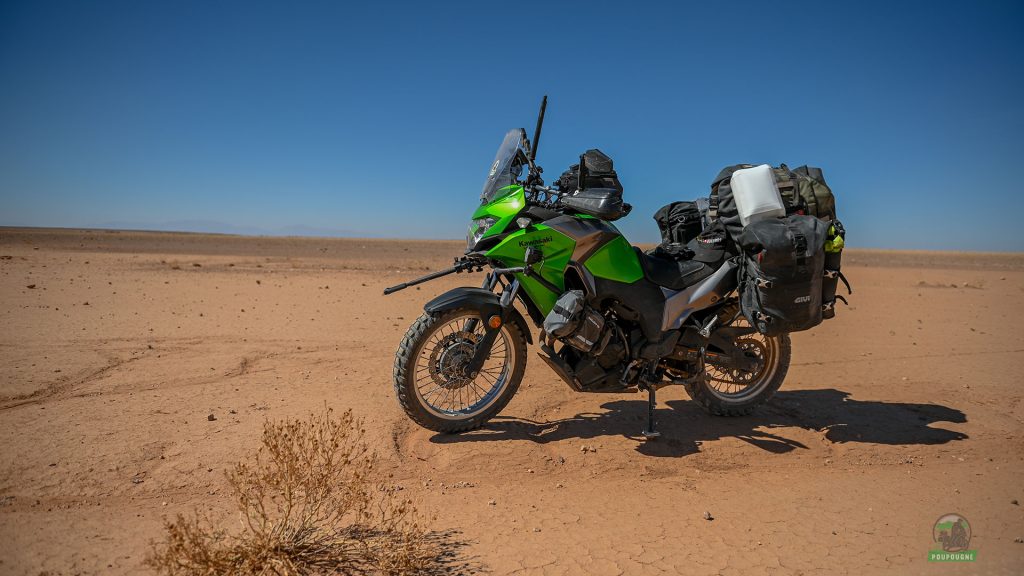 Ma petite Kawasaki Versys X300 dans le sable des dunes de Merzouga (Maroc)